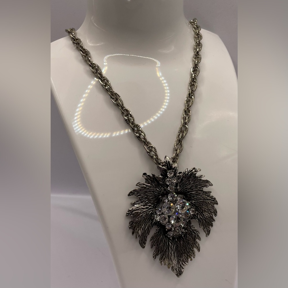 Beautiful Vintage Silver Tone Chain Linked Necklace Large Leaf Crystal Pendant - Picture 4 of 7